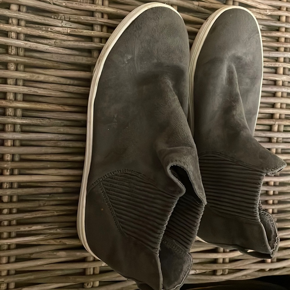 Steve Madden high top suede